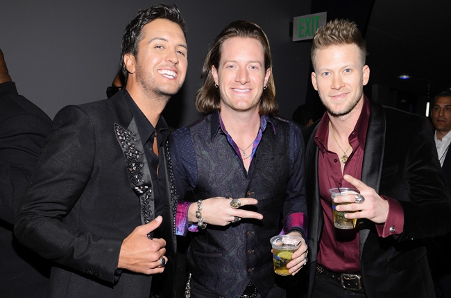 luke-bryan-florida-georgia-line-amas-2013-backstage-650-430