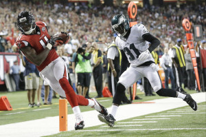 Atlanta Falcons wide receiver Julio Jones (11) makes a touchdown catch against Philadelphia Eagles defensive back Byron Maxwell (31) during the first half of an NFL football game, Monday, Sept. 14, 2015, in Atlanta. (AP Photo/Brynn Anderson)