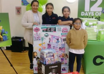 Cricket Wireless Awards Atlanta Family ’12 Days’ Presents