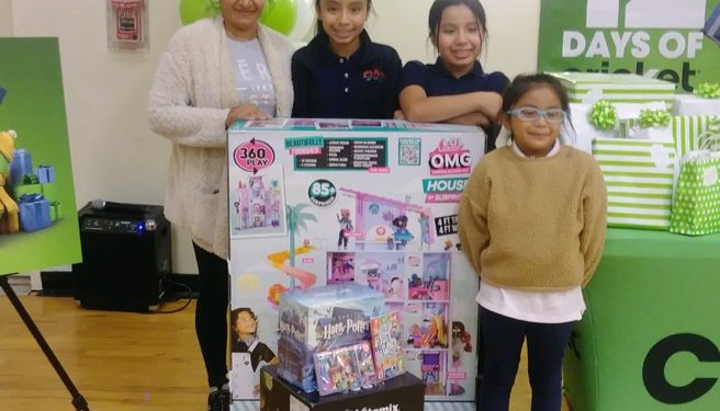 Cricket Wireless Awards Atlanta Family ’12 Days’ Presents