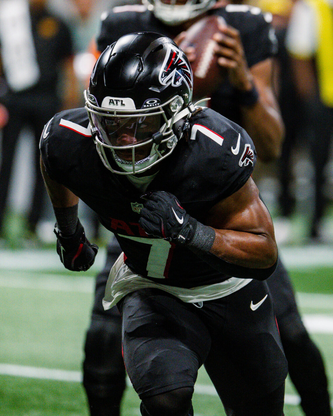 Bijan Robinson runs in a black Atlanta Falcons No. 7 uniform during a September 2025 game.