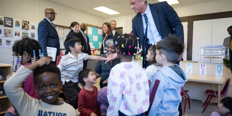 Children and federal officials during a 2025 visit to a Head Start classroom; official HHS file photo from Virginia, not a Georgia recipient.